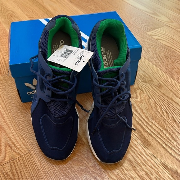 NIB! Adidas mens SZ 9, Racer lite original running shoes . - Picture 2 of 12